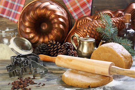 simsearch:400-06693299,k - Copper molds for cooking gingerbread and spicy dough on the old kitchen. Stockbilder - Microstock & Abonnement, Bildnummer: 400-07301908