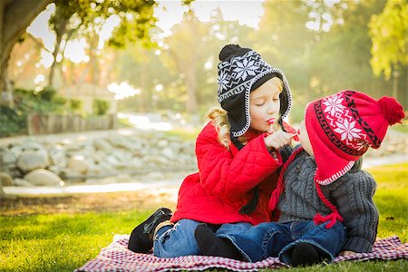 simsearch:400-04568360,k - Little Girl with Her Baby Brother Wearing Winter Coats and Hats Sharing a Lollipop Outdoors at the Park. Foto de stock - Super Valor sin royalties y Suscripción, Código: 400-07302006