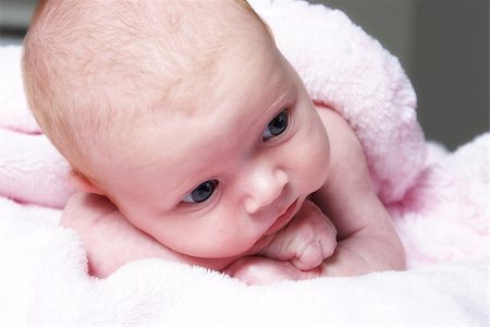 simsearch:614-06043438,k - A young new born at age one month rests with her blanket in pure innocence. Stockbilder - Microstock & Abonnement, Bildnummer: 400-07302872