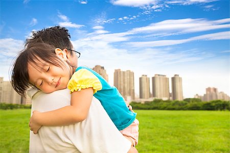 simsearch:400-07517983,k - smiling little girl sleeping on father's shoulder at city park Foto de stock - Super Valor sin royalties y Suscripción, Código: 400-07302927