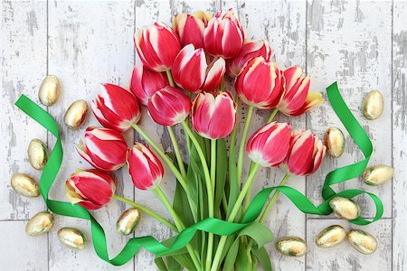 simsearch:400-06356460,k - Easter eggs with red tulip flower arrangement and ribbon curl over distressed wooden background. Foto de stock - Super Valor sin royalties y Suscripción, Código: 400-07303362