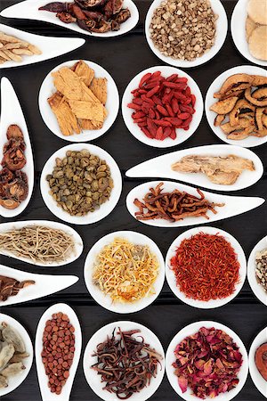 simsearch:400-08618279,k - Chinese herbal medicine selection in white china bowls. Photographie de stock - Aubaine LD & Abonnement, Code: 400-07303441