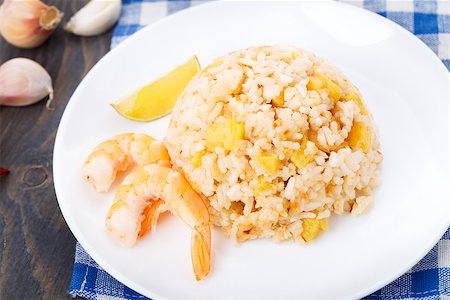 simsearch:656-02702879,k - Pineapple fried rice on a white plate Photographie de stock - Aubaine LD & Abonnement, Code: 400-07303510