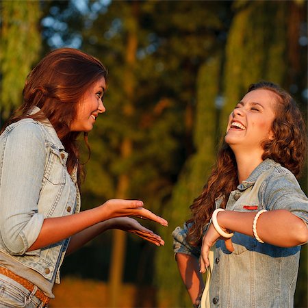 simsearch:400-07303759,k - two teenage girls outdoors in jeans wear talking laughing Stockbilder - Microstock & Abonnement, Bildnummer: 400-07303700