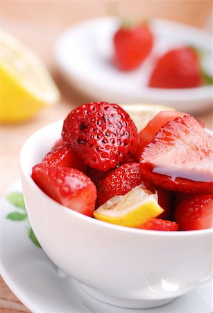 simsearch:400-04859746,k - strawberries and lemon in white bowl Foto de stock - Super Valor sin royalties y Suscripción, Código: 400-07303970