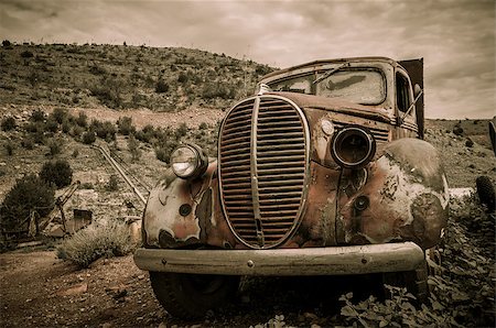 scrap yard cars us - Jerome Arizona Ghost Town mine old car with one lamp Photographie de stock - Aubaine LD & Abonnement, Code: 400-07314728