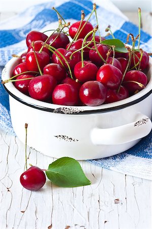 simsearch:400-05147624,k - Sweet ripe cherry in a white bowl. Foto de stock - Super Valor sin royalties y Suscripción, Código: 400-07314806