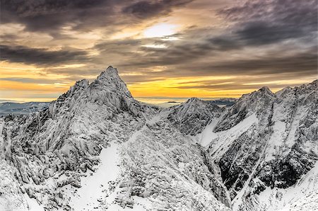 simsearch:400-04765849,k - Scenic view of winter mountains and colorful sunset, High Tatras, Slovakia Foto de stock - Royalty-Free Super Valor e Assinatura, Número: 400-07315045