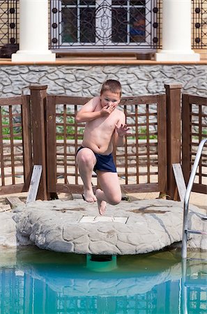child jumps into the pool with water Photographie de stock - Aubaine LD & Abonnement, Code: 400-07315334