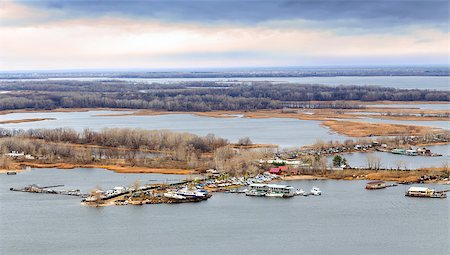 City of Saratov. View of island Zelenyy on Volga River. Russia Foto de stock - Super Valor sin royalties y Suscripción, Código: 400-07315338