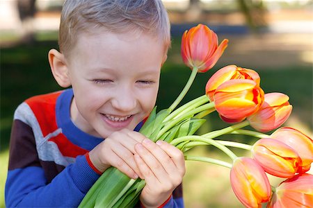 simsearch:400-06768635,k - little laughing boy holding flowers at spring time Foto de stock - Royalty-Free Super Valor e Assinatura, Número: 400-07315650