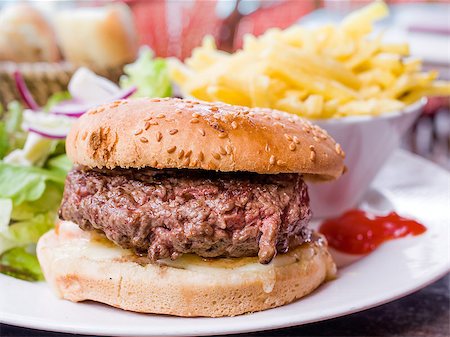 simsearch:400-06566130,k - Cheese burger - American cheese burger with fresh salad Foto de stock - Super Valor sin royalties y Suscripción, Código: 400-07315771