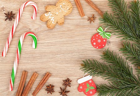 simsearch:400-07299371,k - Christmas fir tree, gingerbread cookie and candy cane on wooden background Foto de stock - Super Valor sin royalties y Suscripción, Código: 400-07316674