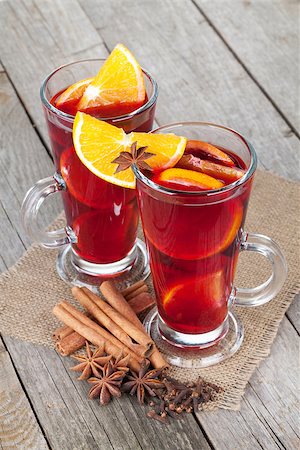 simsearch:400-06464230,k - Christmas mulled wine with spices on wooden table Foto de stock - Royalty-Free Super Valor e Assinatura, Número: 400-07316739