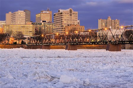 degel - Night time view of ice breaking up on the Susquehanna River at Harrisburg, Pennsylvania, USA. Photographie de stock - Aubaine LD & Abonnement, Code: 400-07316914