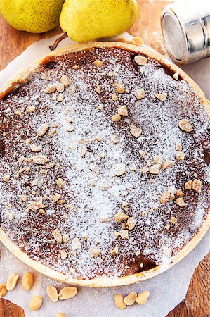 simsearch:400-07295671,k - Top view of caramel apple tart with nuts and sugar powder Photographie de stock - Aubaine LD & Abonnement, Code: 400-07317447