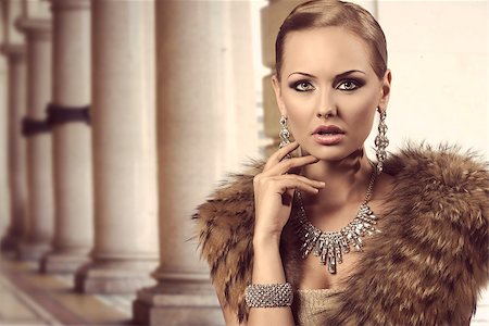 close-up portrait of sexy blond woman with aristocratic style posing with charming expression and elegant hair-style. Wearing fur shawl and very precious jewellery. Glamour look Photographie de stock - Aubaine LD & Abonnement, Code: 400-07317874