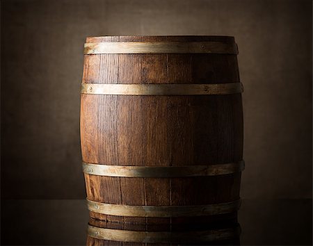 Old wooden barrel on a brown background Stockbilder - Microstock & Abonnement, Bildnummer: 400-07318087