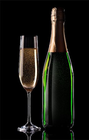 simsearch:400-04288408,k - Glass and bottle of champagne on black background Stock Photo - Budget Royalty-Free & Subscription, Code: 400-07318088