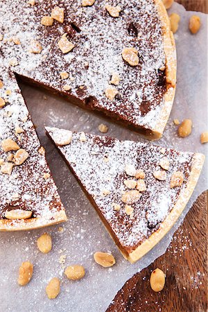 simsearch:400-07295671,k - A piece of caramel apple tart with nuts and sugar powder Photographie de stock - Aubaine LD & Abonnement, Code: 400-07318347