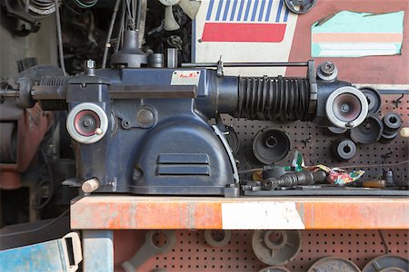 fräsen - Old lathe is ready to work in  the workshop Stockbilder - Microstock & Abonnement, Bildnummer: 400-07318489