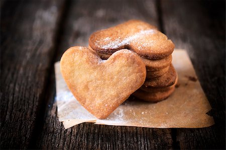 Homemade heart shape cookies on the table.Selective focus in the middle of front cookie Stockbilder - Microstock & Abonnement, Bildnummer: 400-07318846