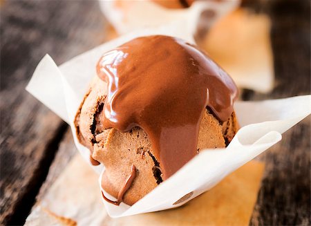 schokoladenpudding - Selective focus on melting chocolate on top of the front cake Stockbilder - Microstock & Abonnement, Bildnummer: 400-07318843