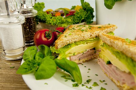 simsearch:400-07319721,k - fresh tasty club sandwich with cheese and ham on wooden table Stockbilder - Microstock & Abonnement, Bildnummer: 400-07319723