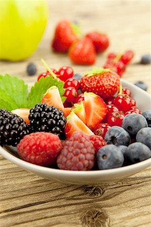 simsearch:400-05917121,k - mixed fresh berries for dessert on wooden background in summer Foto de stock - Super Valor sin royalties y Suscripción, Código: 400-07319746