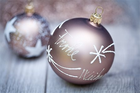 simsearch:400-08406041,k - festive glitter christmas decoration bauble seasonal winter holidays Fotografie stock - Microstock e Abbonamento, Codice: 400-07319768