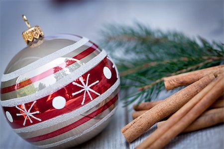 simsearch:400-08406041,k - festive glitter christmas decoration bauble seasonal winter holidays Fotografie stock - Microstock e Abbonamento, Codice: 400-07319792