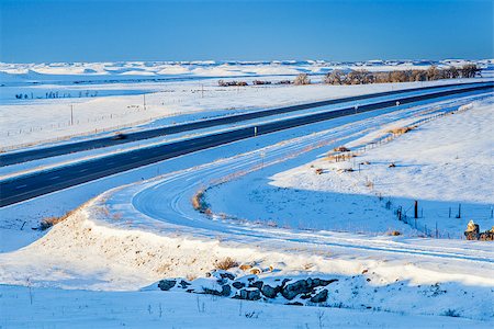 simsearch:400-07306312,k - winter travel in Colorado - highway I-25 and a frontage road  at Natural Fort Near Wyoming border Foto de stock - Super Valor sin royalties y Suscripción, Código: 400-07310058