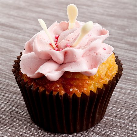 simsearch:685-02937889,k - tasty sweet homemade cupcakes with cream on table food candy muffin Foto de stock - Super Valor sin royalties y Suscripción, Código: 400-07312247