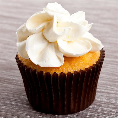 simsearch:685-02937889,k - tasty sweet homemade cupcakes with cream on table food candy muffin Foto de stock - Super Valor sin royalties y Suscripción, Código: 400-07312248