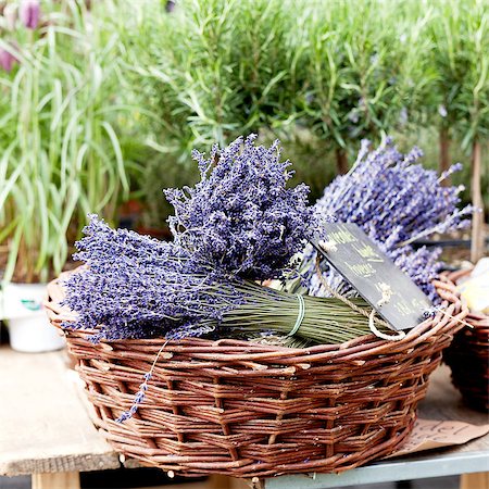 simsearch:400-03928421,k - beautiful violet lavender bouquet in basket outdoor on market Stockbilder - Microstock & Abonnement, Bildnummer: 400-07312255