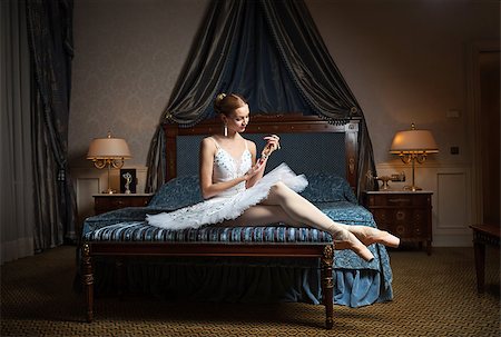 simsearch:400-07302639,k - ballet dancer in luxury bedroom and holding pearl necklace Stock Photo - Budget Royalty-Free & Subscription, Code: 400-07312634