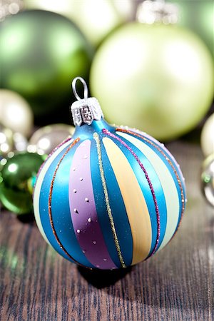 simsearch:400-08406041,k - festive glitter christmas decoration bauble seasonal winter holidays Fotografie stock - Microstock e Abbonamento, Codice: 400-07312744