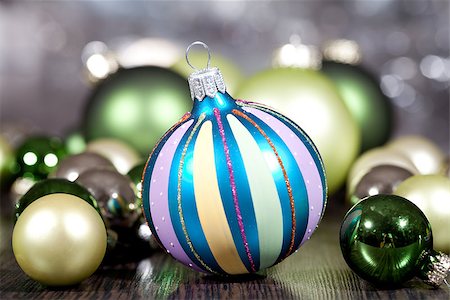simsearch:400-08406041,k - festive glitter christmas decoration bauble seasonal winter holidays Fotografie stock - Microstock e Abbonamento, Codice: 400-07312746