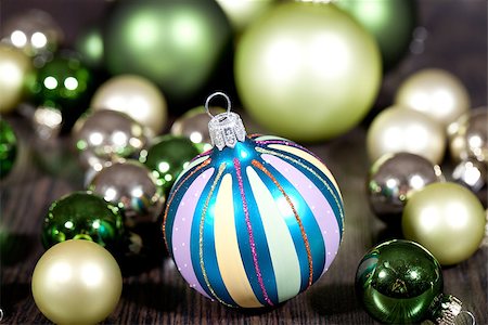 simsearch:400-08406041,k - festive glitter christmas decoration bauble seasonal winter holidays Fotografie stock - Microstock e Abbonamento, Codice: 400-07312748