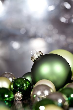 simsearch:400-08406041,k - festive glitter christmas decoration bauble seasonal winter holidays Fotografie stock - Microstock e Abbonamento, Codice: 400-07312749