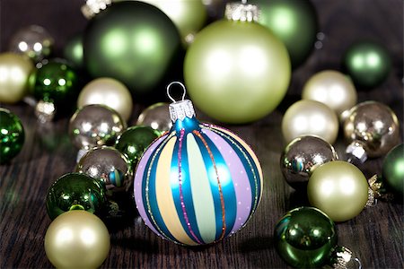 simsearch:400-08406041,k - festive glitter christmas decoration bauble seasonal winter holidays Fotografie stock - Microstock e Abbonamento, Codice: 400-07312755