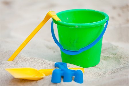 simsearch:400-04788922,k - plastik colorful toys in sand on beach in summer holiday vacation Foto de stock - Super Valor sin royalties y Suscripción, Código: 400-07312796