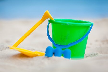 simsearch:400-04788922,k - plastik colorful toys in sand on beach in summer holiday vacation Foto de stock - Super Valor sin royalties y Suscripción, Código: 400-07312797