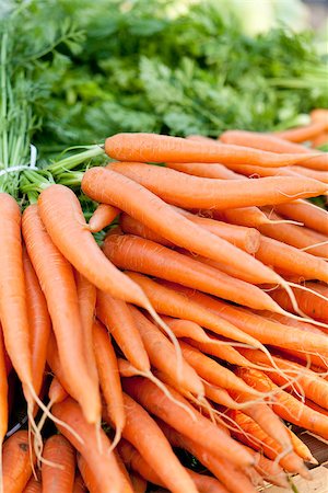 simsearch:400-07982459,k - fresh orange carrot bundle on market in summer outdoor Photographie de stock - Aubaine LD & Abonnement, Code: 400-07312872