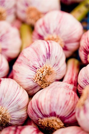 simsearch:400-07295971,k - group of purple white garlic in basket macro on market outdoor Stock Photo - Budget Royalty-Free & Subscription, Code: 400-07312891