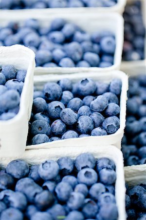 simsearch:400-06698338,k - healthy fresh blueberries macro closeup on market outdoor summer Stock Photo - Budget Royalty-Free & Subscription, Code: 400-07312912