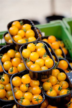 simsearch:400-06954534,k - fresh tasty yellow cherry tomatoes macro closeup on market outdoor in summer Stock Photo - Budget Royalty-Free & Subscription, Code: 400-07312937