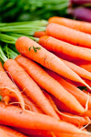 simsearch:400-07982459,k - fresh orange carrot bundle on market in summer outdoor Photographie de stock - Aubaine LD & Abonnement, Code: 400-07312953