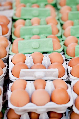 simsearch:400-04313912,k - group of brown eggs in carton box closeup market outdoor Stockbilder - Microstock & Abonnement, Bildnummer: 400-07312962