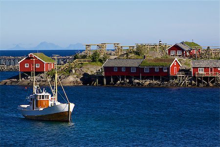 simsearch:400-08428494,k - Traditional fishing boat with red rorbu fishing houses on Lofoten islands in Norway Stockbilder - Microstock & Abonnement, Bildnummer: 400-07313786